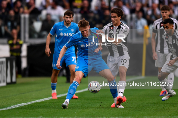 Francis McTominay of SSC Napoli battles for the ball with Kenan Yildiz of Juventus during the Serie A match between Juventus and Napoli at A...