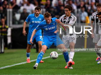 Francis McTominay of SSC Napoli battles for the ball with Kenan Yildiz of Juventus during the Serie A match between Juventus and Napoli at A...