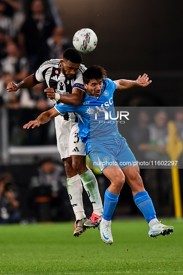 Gleison Bremer of Juventus fights for the ball with Giovanni Simeone of SSC Napoli during the Serie A match between Juventus and Napoli at A...