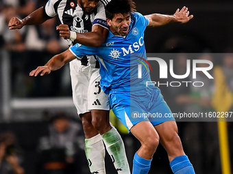 Gleison Bremer of Juventus fights for the ball with Giovanni Simeone of SSC Napoli during the Serie A match between Juventus and Napoli at A...