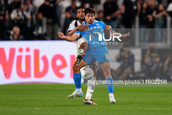 Gleison Bremer of Juventus fights for the ball with Giovanni Simeone of SSC Napoli during the Serie A match between Juventus and Napoli at A...