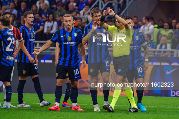 Maurizio Mariani referees during the match between FC Internazionale and AC Milan in Serie A at Giuseppe Meazza Stadium in Milan, Italy, on...