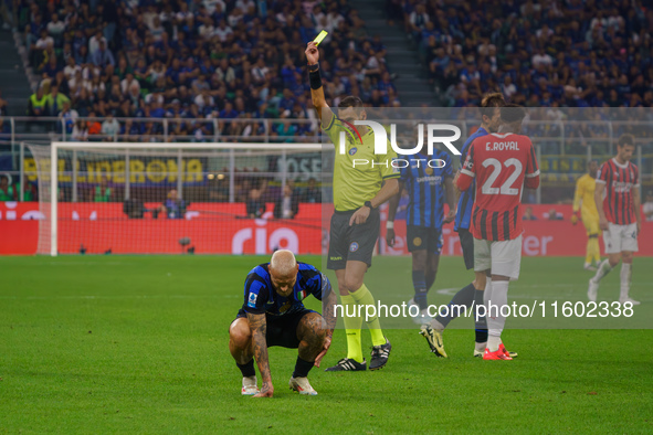 Maurizio Mariani referees during the match between FC Internazionale and AC Milan in Serie A at Giuseppe Meazza Stadium in Milan, Italy, on...