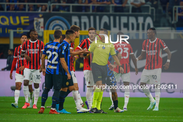 Maurizio Mariani referees during the match between FC Internazionale and AC Milan in Serie A at Giuseppe Meazza Stadium in Milan, Italy, on...