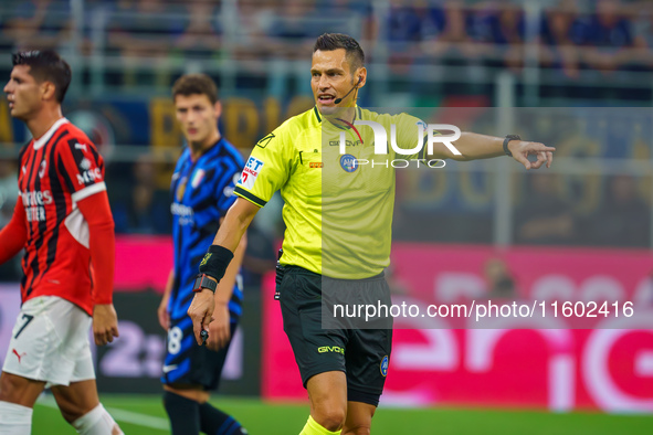 Maurizio Mariani referees during the match between FC Internazionale and AC Milan in Serie A at Giuseppe Meazza Stadium in Milan, Italy, on...