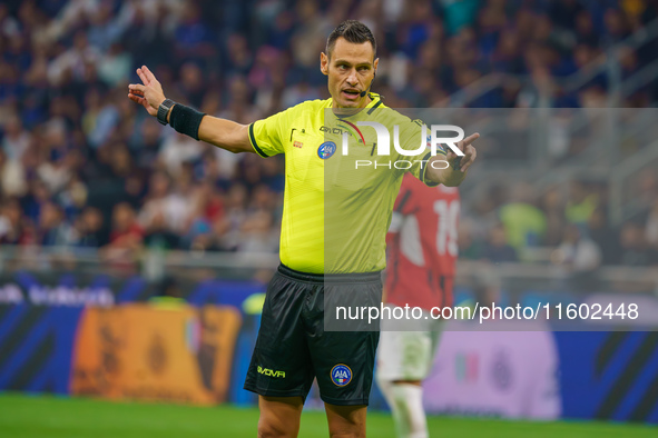 Maurizio Mariani referees during the match between FC Internazionale and AC Milan in Serie A at Giuseppe Meazza Stadium in Milan, Italy, on...