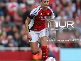 Emily Fox runs with the ball during the Barclays FA Women's Super League match between Arsenal and Manchester City at the Emirates Stadium i...