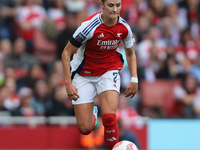 Emily Fox runs with the ball during the Barclays FA Women's Super League match between Arsenal and Manchester City at the Emirates Stadium i...