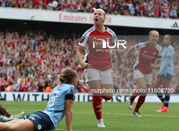 Beth Mead celebrates Arsenal's equalizer during the Barclays FA Women's Super League match between Arsenal and Manchester City at the Emirat...