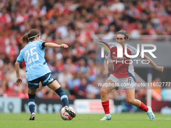 Mariona Caldentey challenges Yui Haegawa during the Barclays FA Women's Super League match between Arsenal and Manchester City at the Emirat...