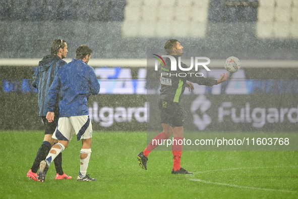 Referee Paride Tremolada tests the football field with captain Rafael Toloi (Atalanta) and Patrick Cutrone (Como) before the Italian Serie A...