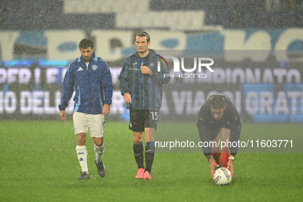 Referee Paride Tremolada tests the football field with captain Rafael Toloi (Atalanta) and Patrick Cutrone (Como) before the Italian Serie A...