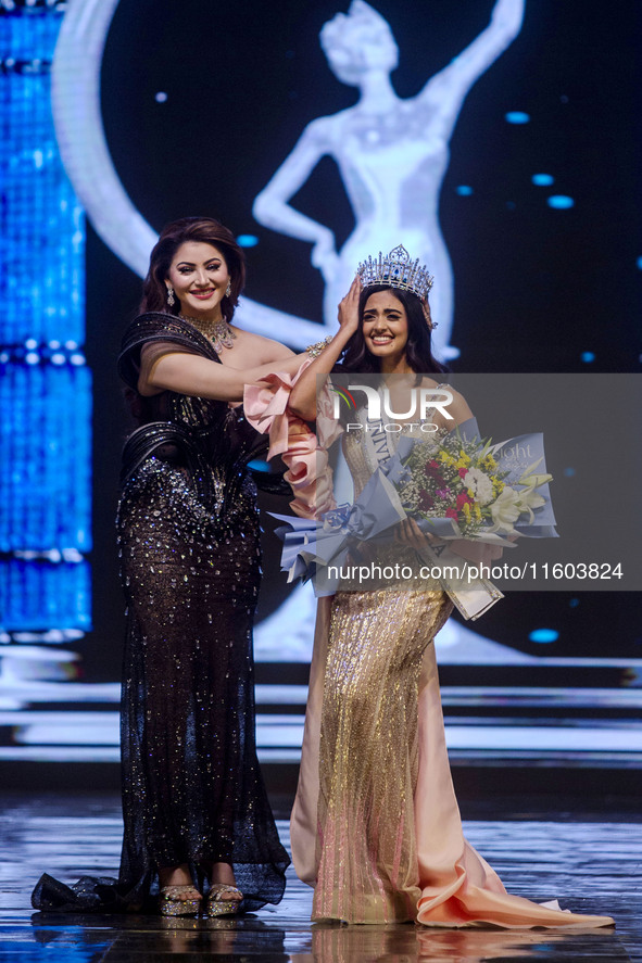 In Jaipur, Rajasthan, India, on September 22, 2024, Miss Universe India 2015 and Bollywood actor Urvashi Rautela crowns Rhea Singha as Miss...