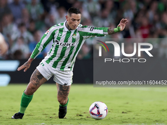 Chimy Avila of Real Betis makes a center to the area during the La Liga EA Sports match between Real Betis and RCD Mallorca at Benito Villam...