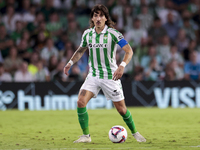 Hector Bellerin of Real Betis controls the ball during the La Liga EA Sports match between Real Betis and RCD Mallorca at Benito Villamarin...