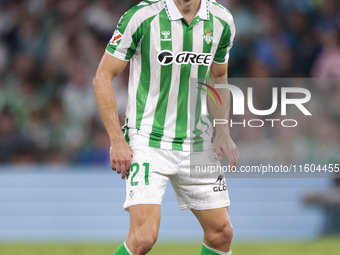 Marc Roca of Real Betis controls the ball during the La Liga EA Sports match between Real Betis and RCD Mallorca at Benito Villamarin in Sev...