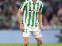 Marc Roca of Real Betis controls the ball during the La Liga EA Sports match between Real Betis and RCD Mallorca at Benito Villamarin in Sev...