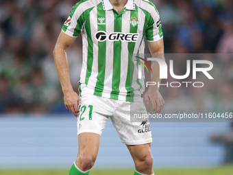 Marc Roca of Real Betis controls the ball during the La Liga EA Sports match between Real Betis and RCD Mallorca at Benito Villamarin in Sev...