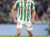 Marc Roca of Real Betis controls the ball during the La Liga EA Sports match between Real Betis and RCD Mallorca at Benito Villamarin in Sev...