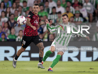 Giovani Lo Celso of Real Betis makes a center to the area during the La Liga EA Sports match between Real Betis and RCD Mallorca at Benito V...