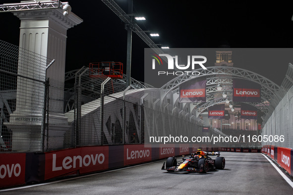 Sergio Perez of Red Bull Racing RB20 competes during the Formula 1 Singapore Grand Prix 2024 on the Marina Bay Circuit in Singapore, from Se...