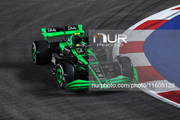 Guanyu Zhou of Stake F1 Team drives the Sauber C44 during the Formula 1 Singapore Grand Prix 2024 on the Marina Bay Circuit in Singapore, fr...