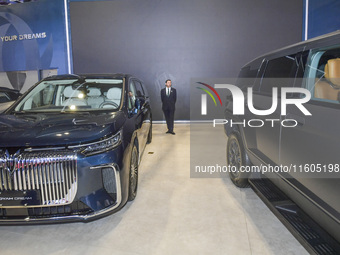 The UnderSecretary of Economic Affairs of the Ministry of Economic Affairs of the United Arab Emirates visits the Dongfeng Motor Exhibition...