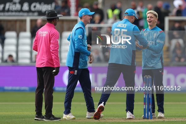 England's Jacob Bethell celebrates with his teammates after getting the wicket of Australia's Cameron Green during the Metro Bank One Day Se...