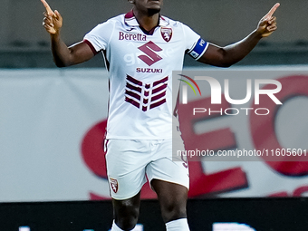 Duvan Zapata of Torino FC celebrates after scoring second goal during the Serie A Enilive match between Hellas Verona and Torino FC at Stadi...