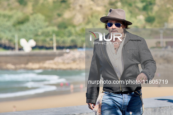 Johnny Depp attends the photocall of ''Modi, Three Days on the Wing of Madness'' during the 72nd San Sebastian International Film Festival i...