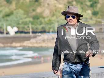 Johnny Depp attends the photocall of ''Modi, Three Days on the Wing of Madness'' during the 72nd San Sebastian International Film Festival i...