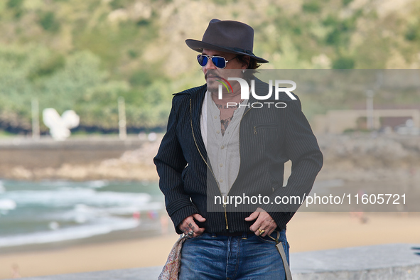 Johnny Depp attends the photocall of ''Modi, Three Days on the Wing of Madness'' during the 72nd San Sebastian International Film Festival i...