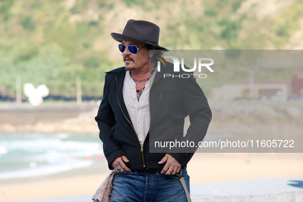 Johnny Depp attends the photocall of ''Modi, Three Days on the Wing of Madness'' during the 72nd San Sebastian International Film Festival i...