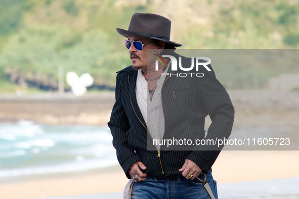 Johnny Depp attends the photocall of ''Modi, Three Days on the Wing of Madness'' during the 72nd San Sebastian International Film Festival i...