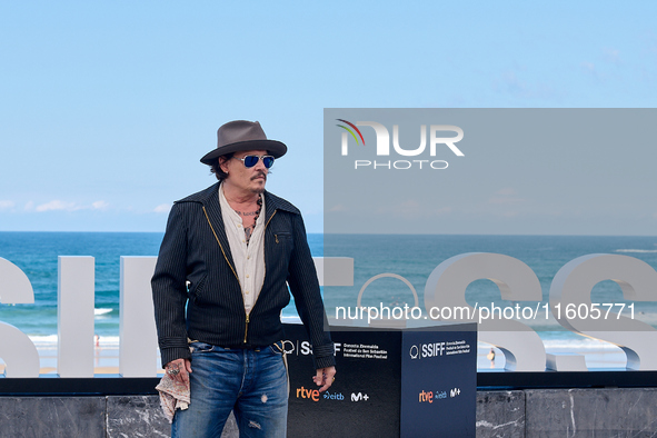 Johnny Depp attends the photocall of ''Modi, Three Days on the Wing of Madness'' during the 72nd San Sebastian International Film Festival i...