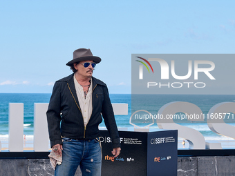 Johnny Depp attends the photocall of ''Modi, Three Days on the Wing of Madness'' during the 72nd San Sebastian International Film Festival i...