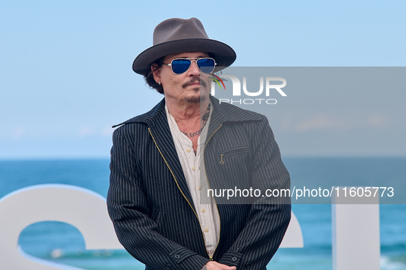 Johnny Depp attends the photocall of ''Modi, Three Days on the Wing of Madness'' during the 72nd San Sebastian International Film Festival i...