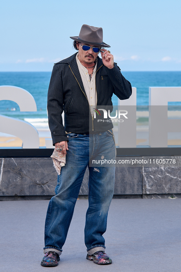 Johnny Depp attends the photocall of ''Modi, Three Days on the Wing of Madness'' during the 72nd San Sebastian International Film Festival i...