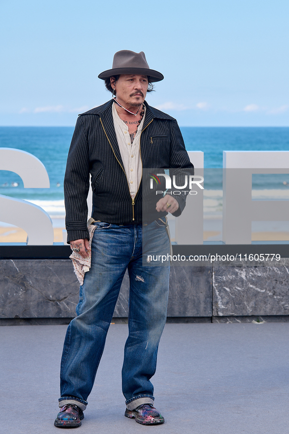 Johnny Depp attends the photocall of ''Modi, Three Days on the Wing of Madness'' during the 72nd San Sebastian International Film Festival i...