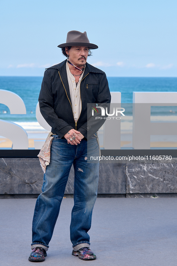 Johnny Depp attends the photocall of ''Modi, Three Days on the Wing of Madness'' during the 72nd San Sebastian International Film Festival i...