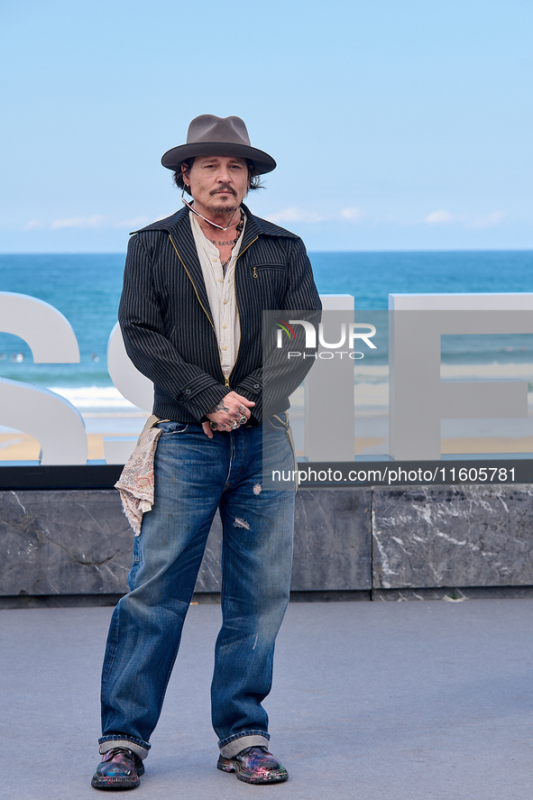 Johnny Depp attends the photocall of ''Modi, Three Days on the Wing of Madness'' during the 72nd San Sebastian International Film Festival i...