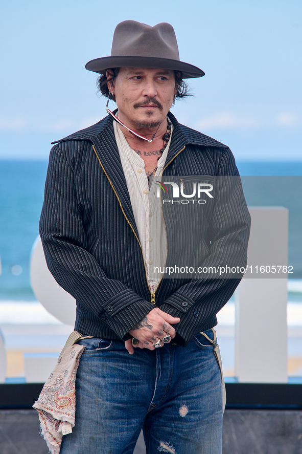 Johnny Depp attends the photocall of ''Modi, Three Days on the Wing of Madness'' during the 72nd San Sebastian International Film Festival i...