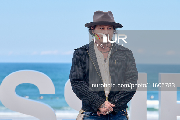 Johnny Depp attends the photocall of ''Modi, Three Days on the Wing of Madness'' during the 72nd San Sebastian International Film Festival i...