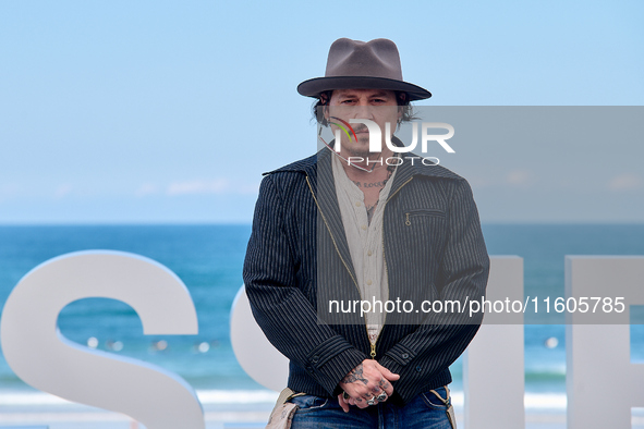 Johnny Depp attends the photocall of ''Modi, Three Days on the Wing of Madness'' during the 72nd San Sebastian International Film Festival i...