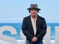 Johnny Depp attends the photocall of ''Modi, Three Days on the Wing of Madness'' during the 72nd San Sebastian International Film Festival i...