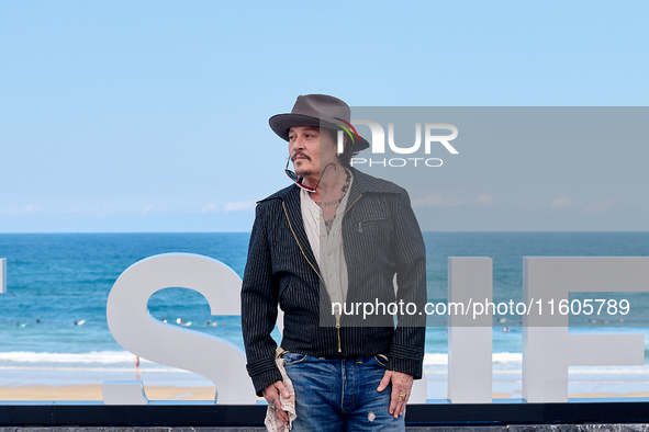 Johnny Depp attends the photocall of ''Modi, Three Days on the Wing of Madness'' during the 72nd San Sebastian International Film Festival i...