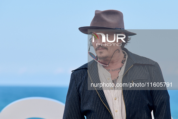 Johnny Depp attends the photocall of ''Modi, Three Days on the Wing of Madness'' during the 72nd San Sebastian International Film Festival i...