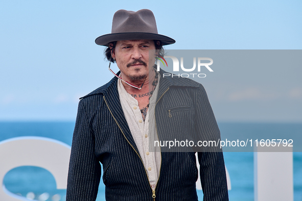 Johnny Depp attends the photocall of ''Modi, Three Days on the Wing of Madness'' during the 72nd San Sebastian International Film Festival i...