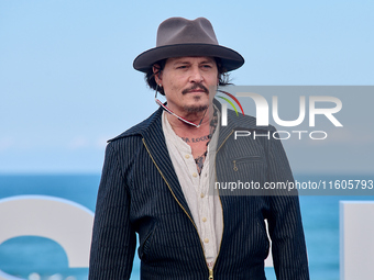 Johnny Depp attends the photocall of ''Modi, Three Days on the Wing of Madness'' during the 72nd San Sebastian International Film Festival i...