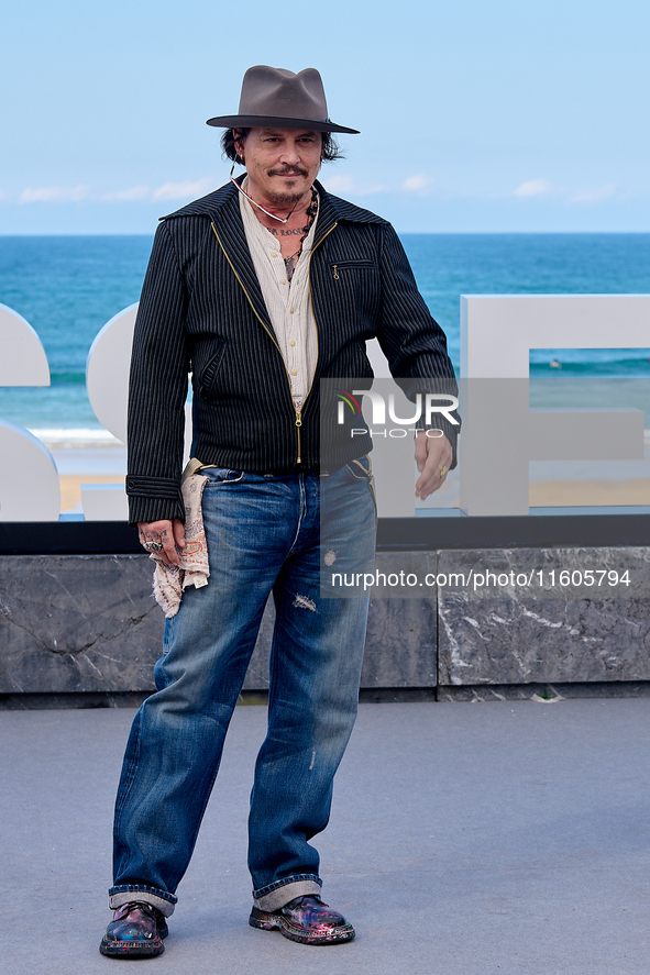 Johnny Depp attends the photocall of ''Modi, Three Days on the Wing of Madness'' during the 72nd San Sebastian International Film Festival i...